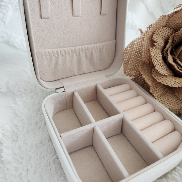 NWT White Travel Jewelery Case with Zipper Closure. Slots for rings and sections - Picture 6 of 6